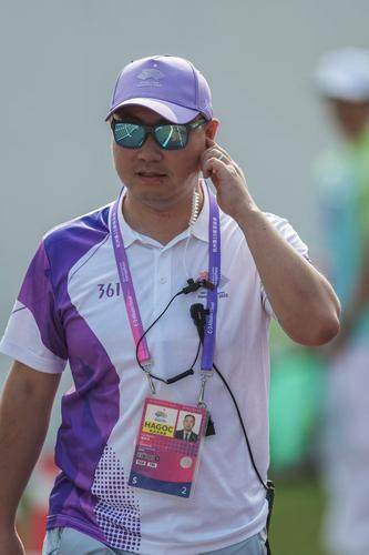 潘老师不仅, 学英语, 他不幸摔伤 潘老师不仅, 学英语, 他不幸摔伤